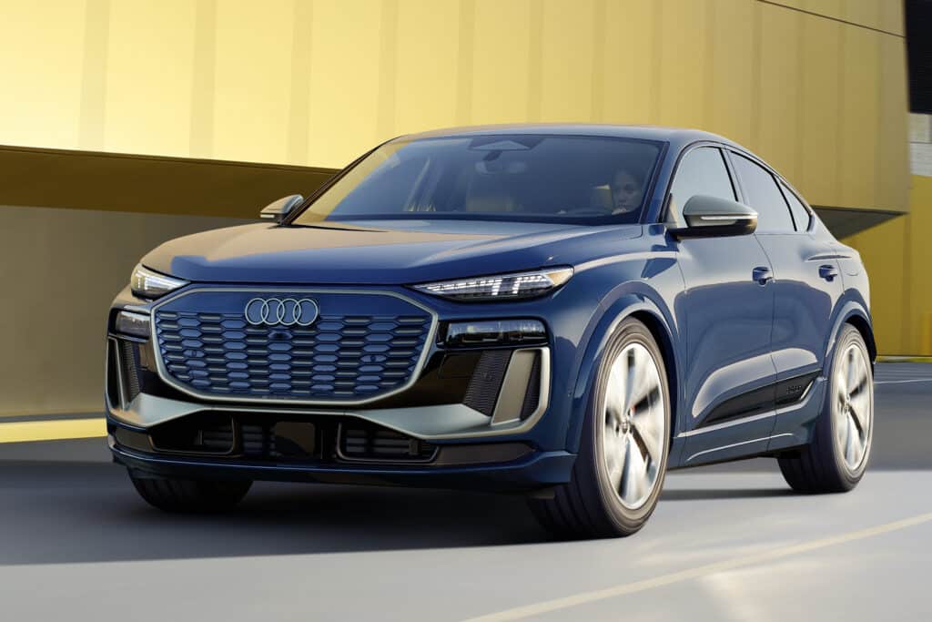 Original 15191 my25 sq6 sportback e tron exterior front profile driving thumb 5343